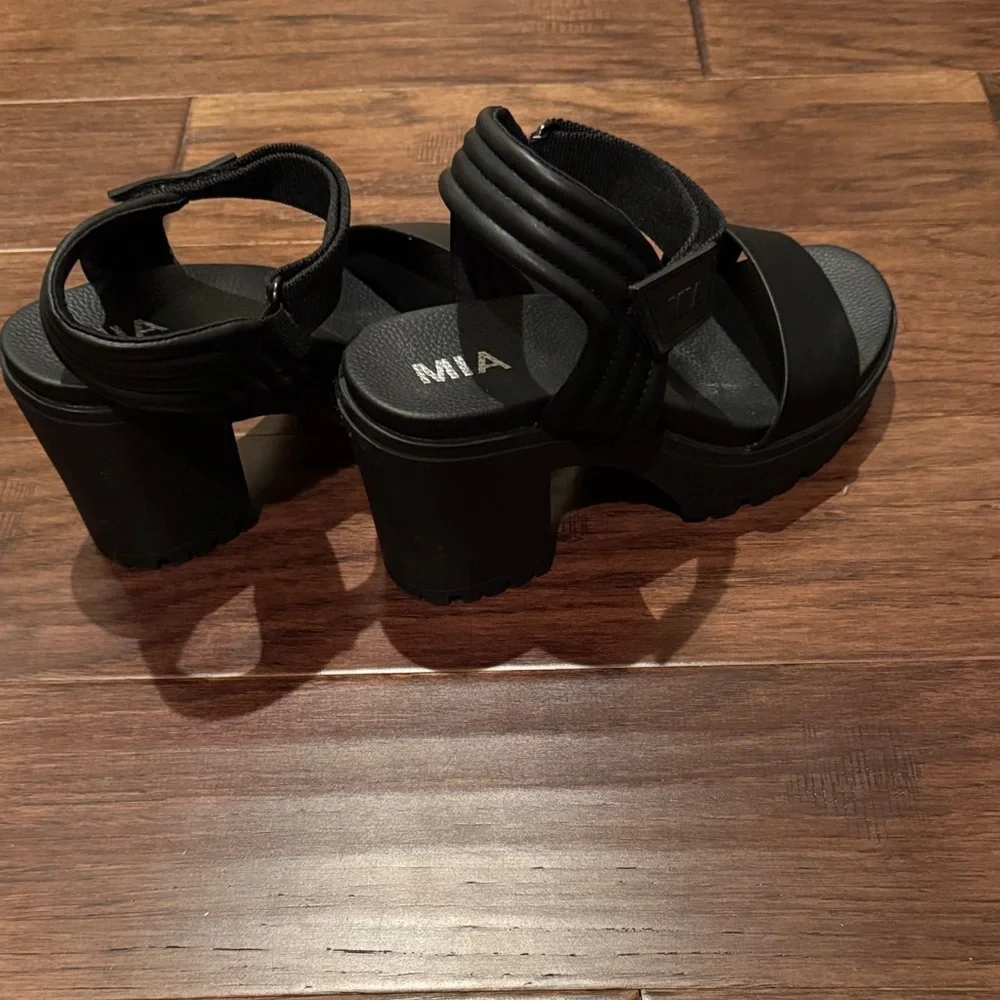 MIA Black Ivelisse Platform Sandals - Picture 4 of 5